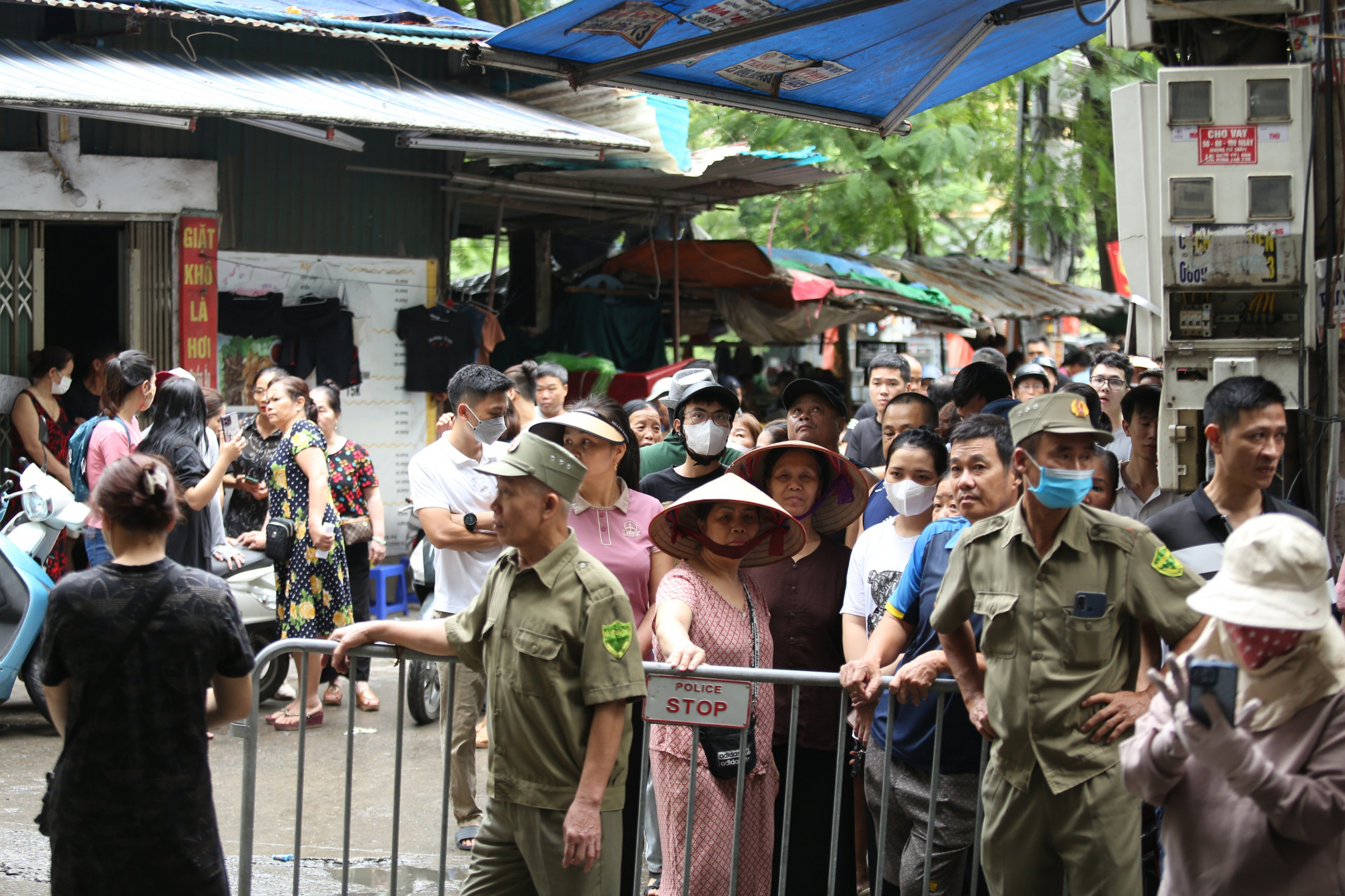 Nhiều người dân tập trung ở khu vực