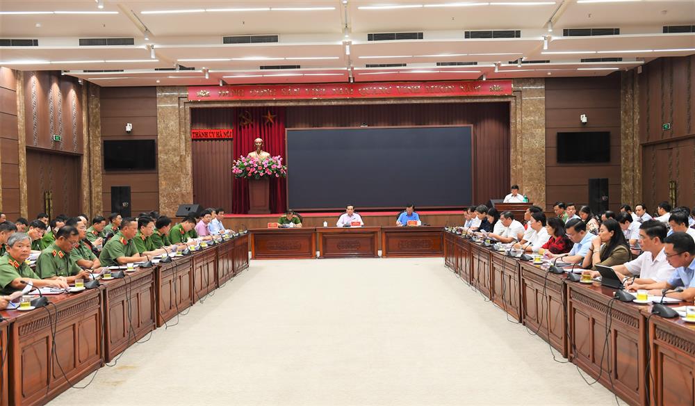  Phó Thủ tướng Chính phủ Trần Lưu Quang chủ trì cuộc họp với Thành ủy, Ủy ban nhân dân thành phố Hà Nội và các bộ, ngành liên quan để triển khai các phương án cứu nạn, cứu hộ và khắc phục hậu quả vụ cháy