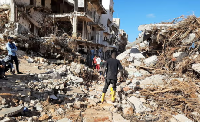 Các thành viên của Tổ chức Trăng lưỡi liềm đỏ Libya làm việc tại khu vực bị ảnh hưởng bởi lũ lụt ở Derna. Ảnh: Lưỡi liềm đỏ Libya Ajdabiya/Reuters