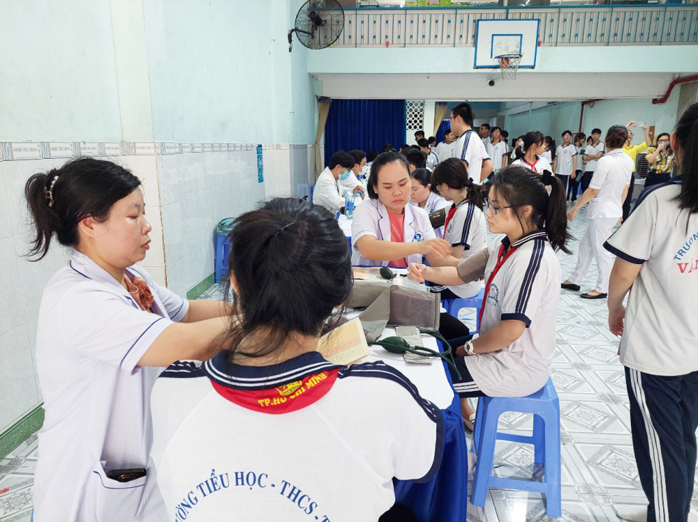 Nhân viên Trạm Y tế phường 12 khám sức khỏe cho học sinh trên địa bàn phường theo chương trình y tế học đường