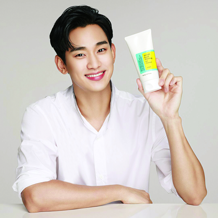 Tài tử Kim Soo Hyun là gương mặt đại diện của COSRX - hãng mỹ phẩm nổi tiếng tại Hàn Quốc với nhiều sản phẩm trị mụn, chăm sóc da theo phong cách unisex (dành cho cả 2 giới) -  Nguồn ảnh: COSRX