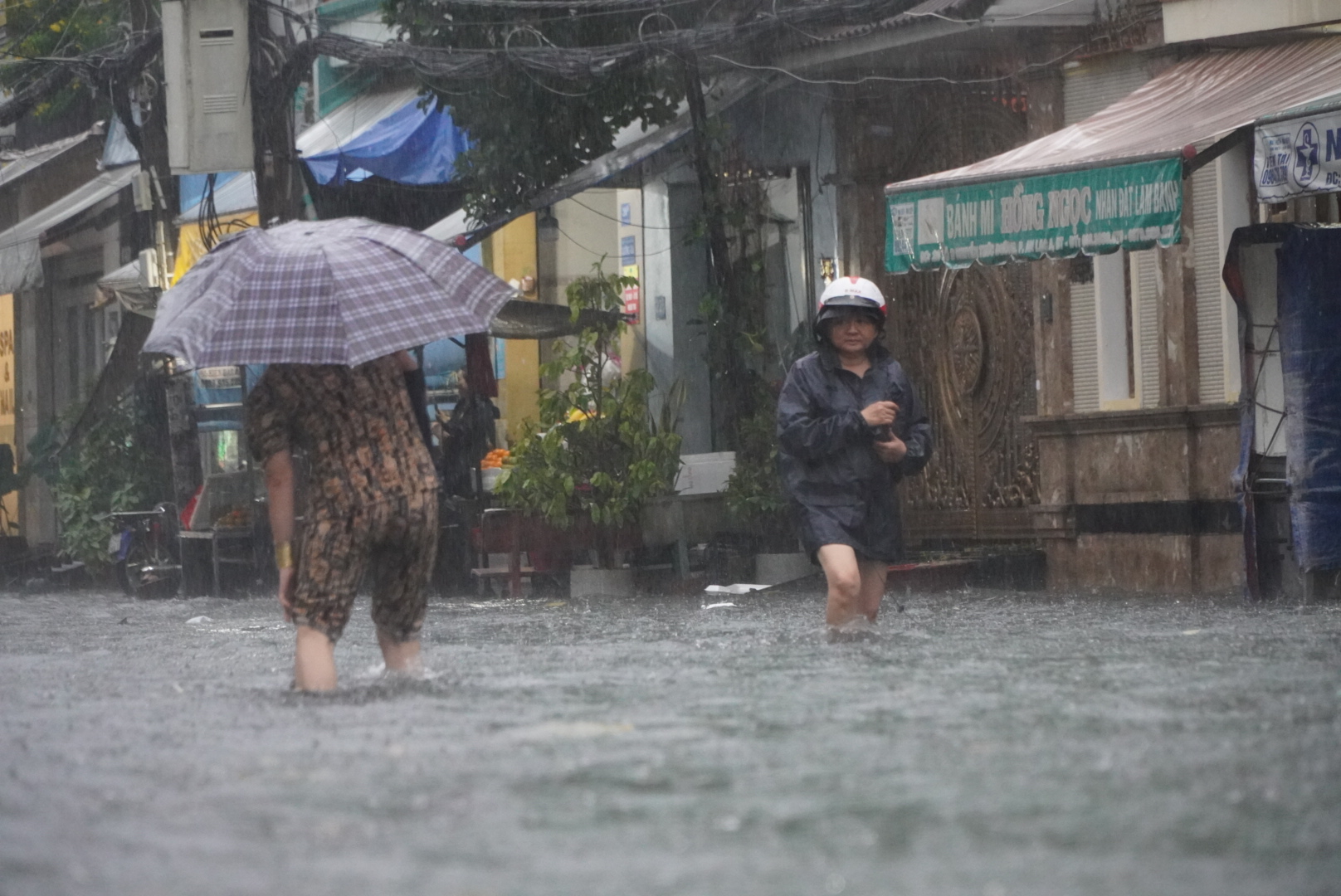 Việc đi lại của người dân gặp khó khăn