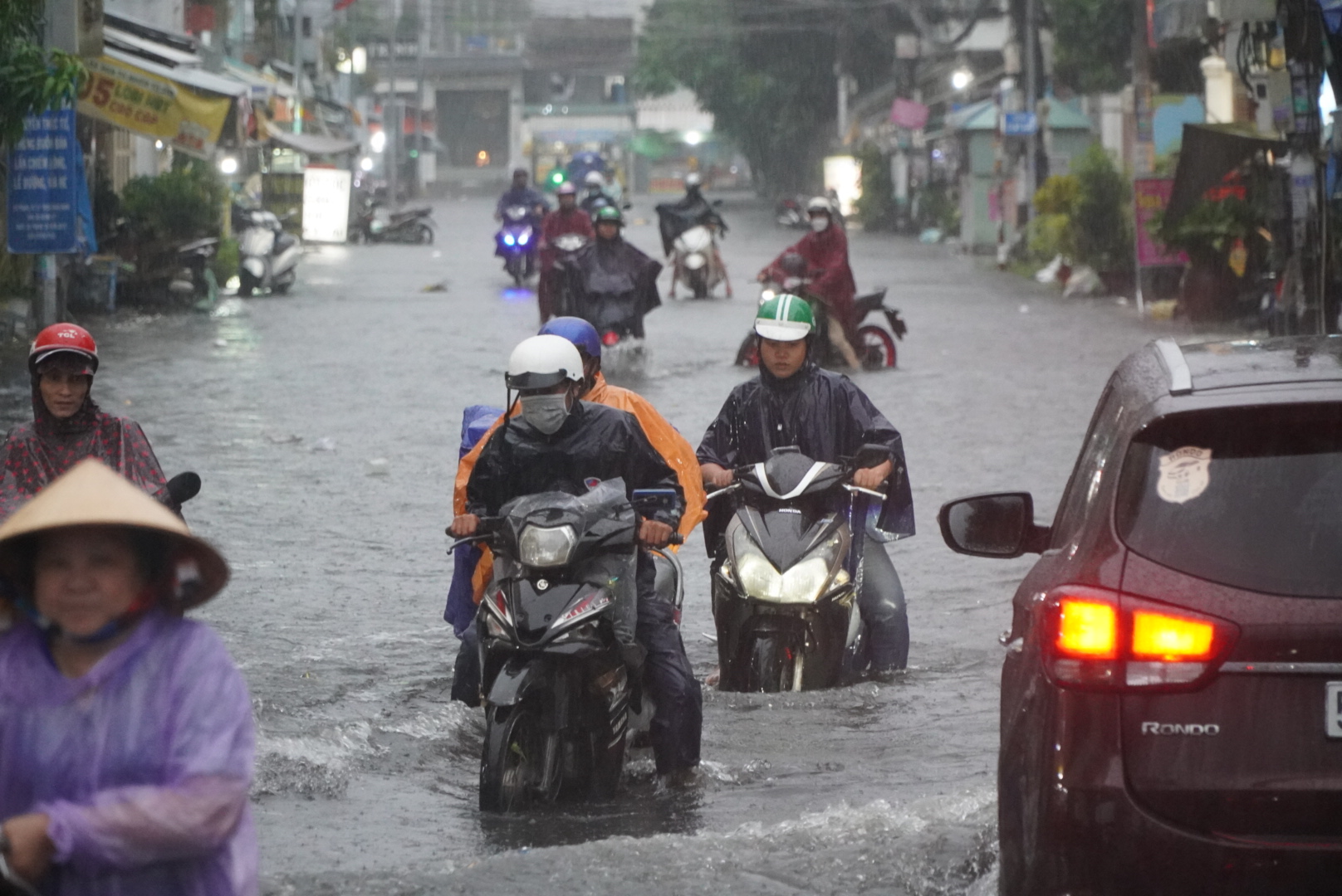 Nhiều xe bị chết máy.