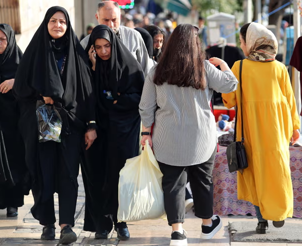 Phụ nữ Iran tham dự một cuộc biểu tình ủng hộ khăn trùm đầu ở Tehran vào mùa hè này. Tuy nhiên, nhiều người khác đang mạo hiểm mạng sống của mình để thách thức các quy tắc. Ảnh: Atta Kenare/AFP/Getty Images