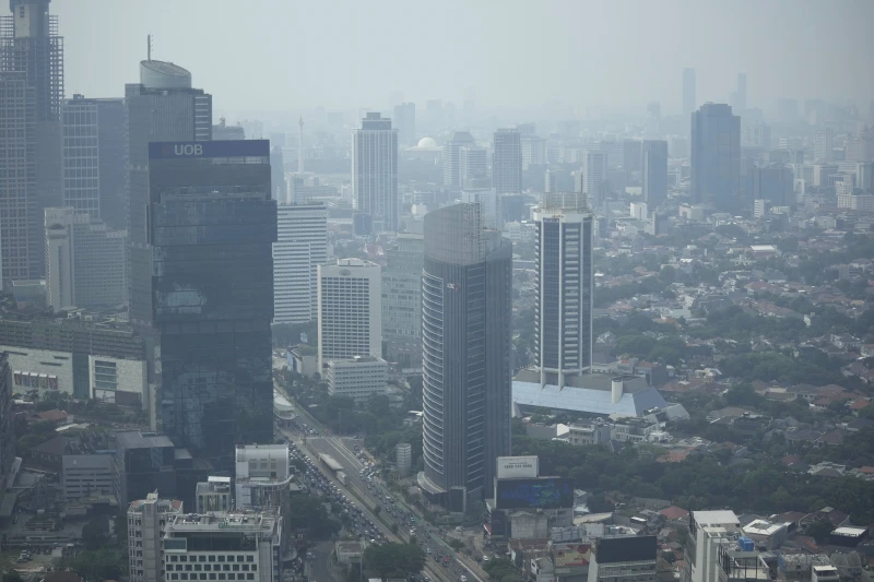 Sương mù bao phủ khu thương mại chính ở Jakarta, Indonesia, ngày 11/8/2023