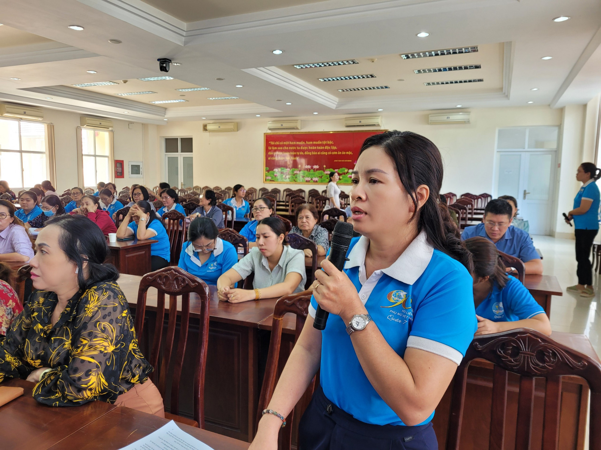 Bà Nguyễn Thị Hoa Sen - Chủ tịch Hội LHPN phường Tân Hưng - đề xuất cần kéo dài việc thực hiện nghị quyết 02 của HĐND TPHCM như 1 sự chia sẻ ấm áp với trẻ em có hoàn cảnh khó khăn