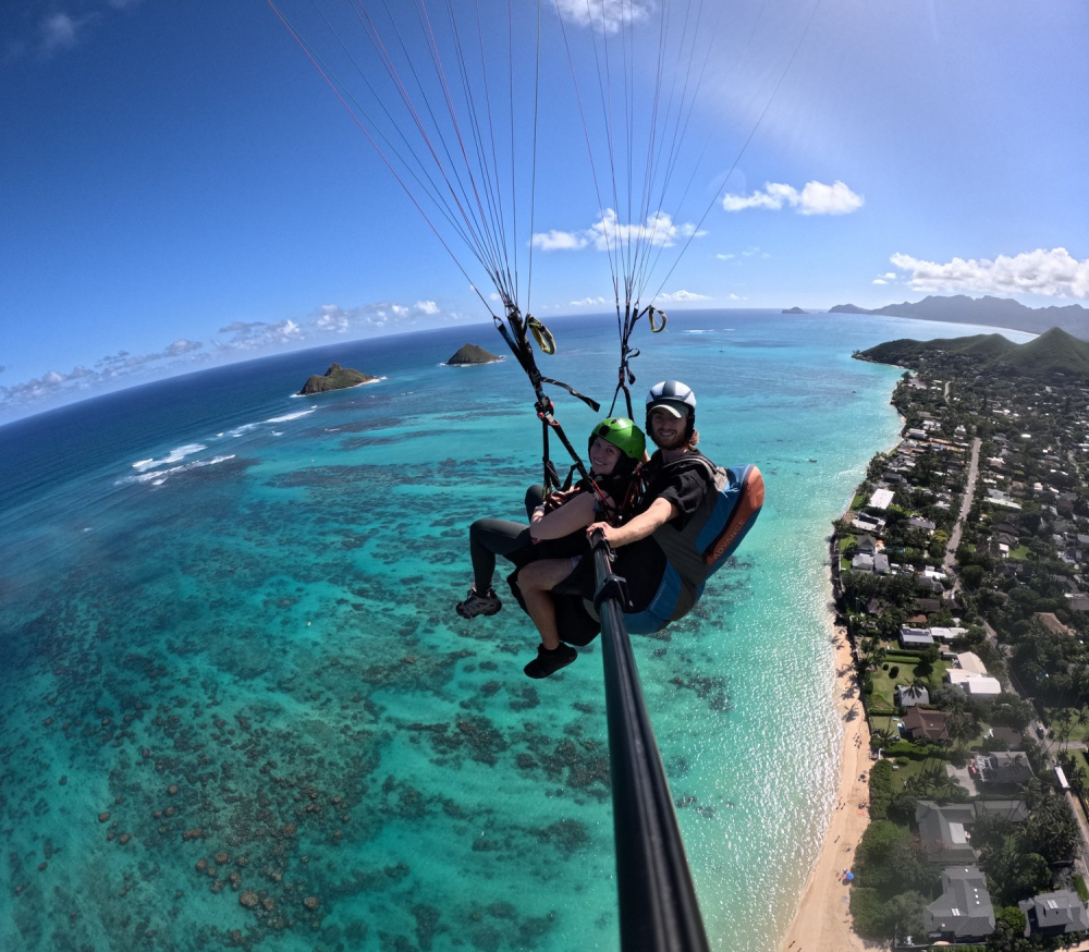 Dù lượn là bộ môn được du khách yêu thích khi đến Hawaii - Ảnh Internet