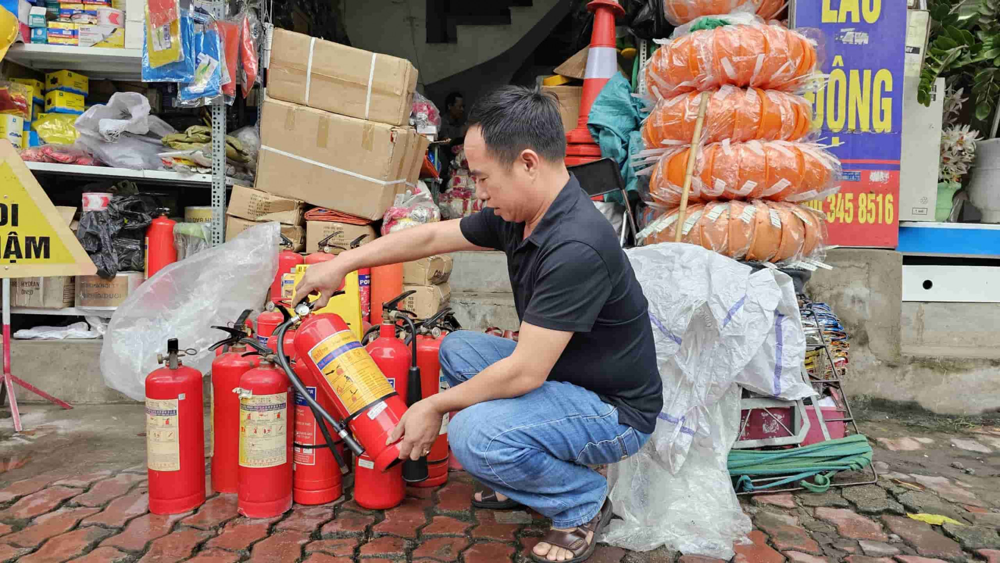 Nhiều người dân tìm cách trang bị các thiết bị cứu hỏa, thoát hiểm... sau các vụ cháy gây hậu quả nghiêm trọng (ảnh minh họa)