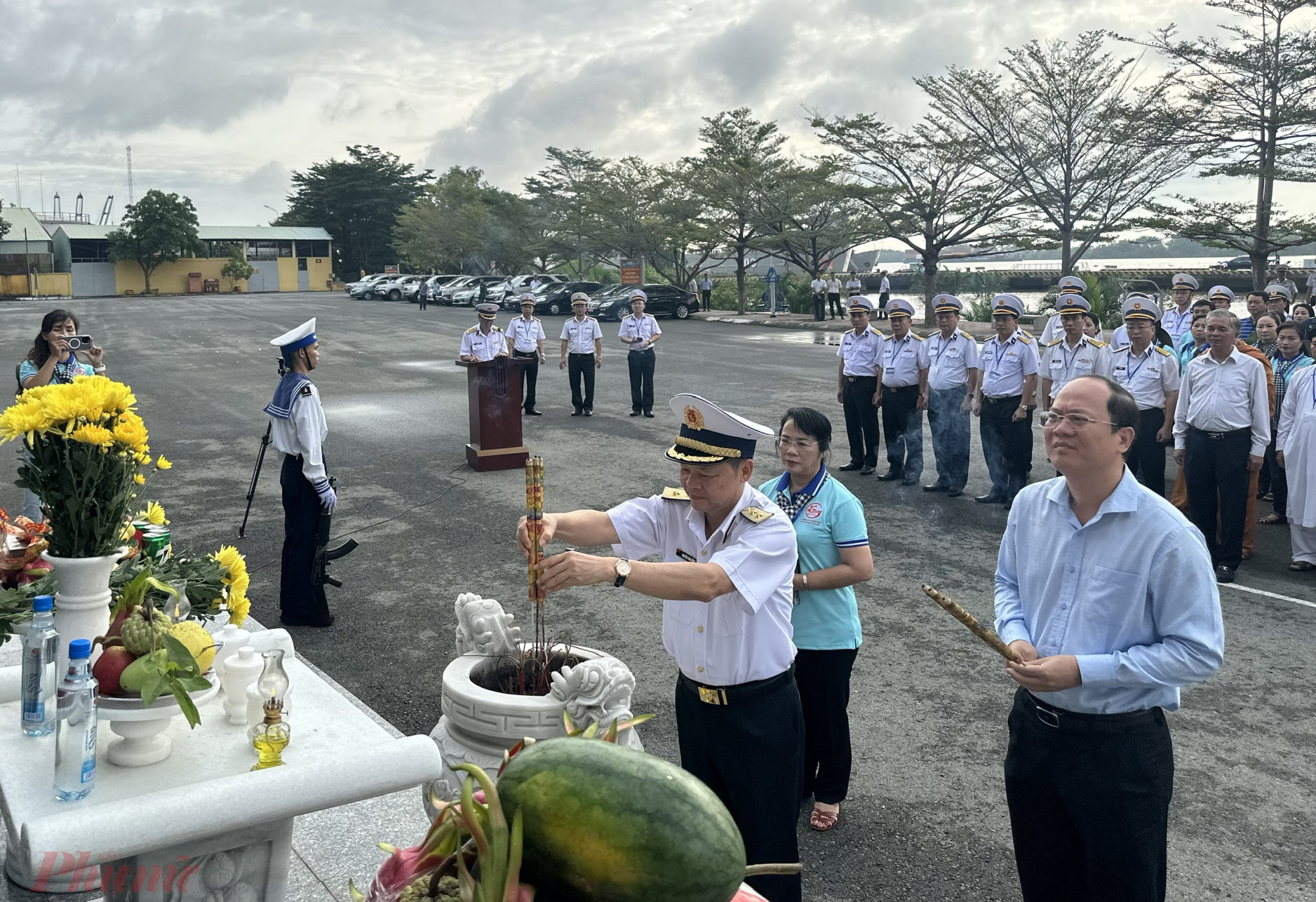 Trước khi khởi động ha2nhm Đoàn đại biểu đã đến dâng hoa, dâng hương tại Tượng đài Đoàn tàu số, Lữ đoàn 125 Hải quân