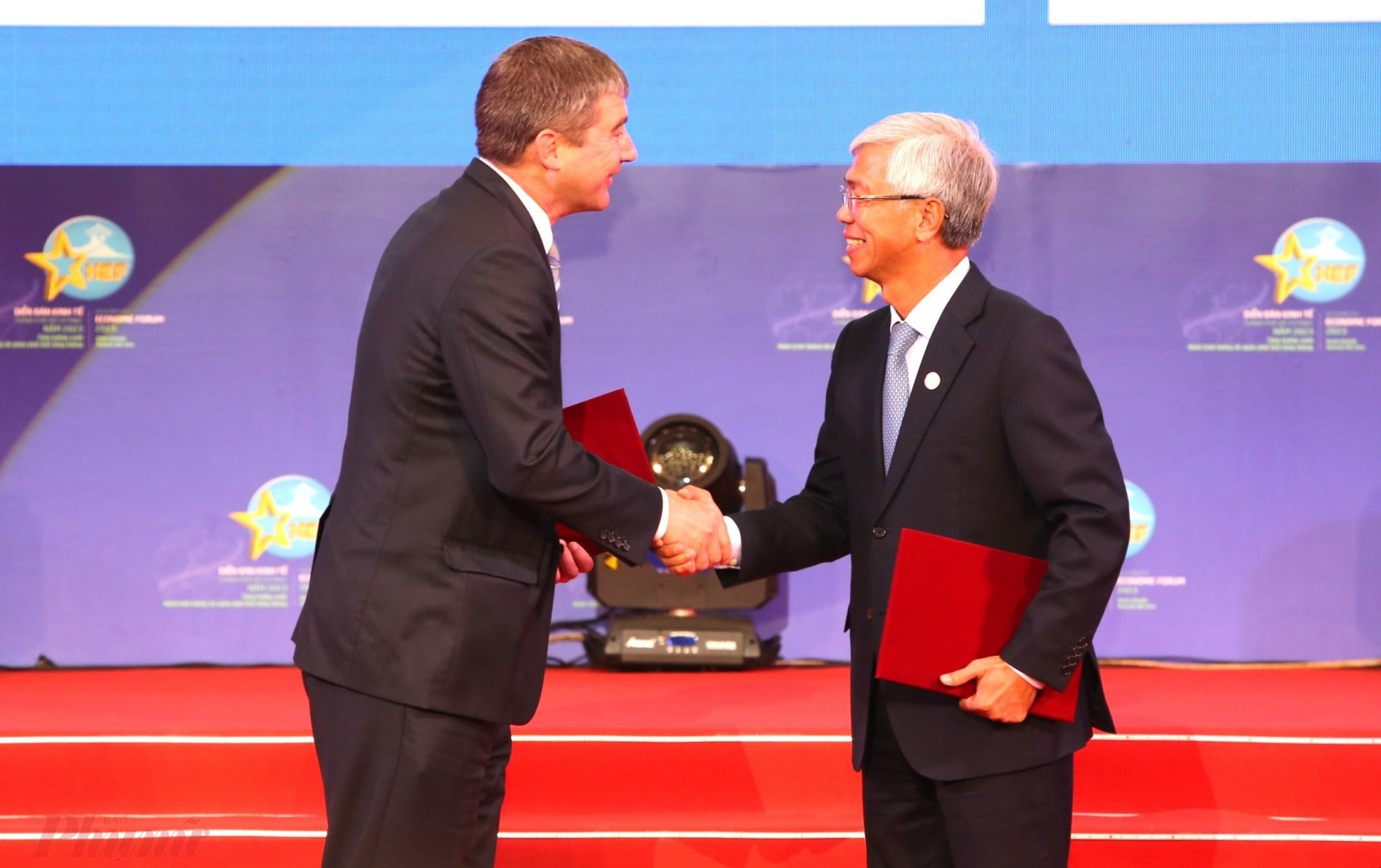 Phó Chủ tịch UBND TPHCM Võ Văn Hoan và Giám đốc điều hành Diễn đàn Kinh tế Thế giới Jeremy Jurgens trao bản Tuyên bố chung giữa UBND TPHCM và Diễn đàn Kinh tế Thế giới