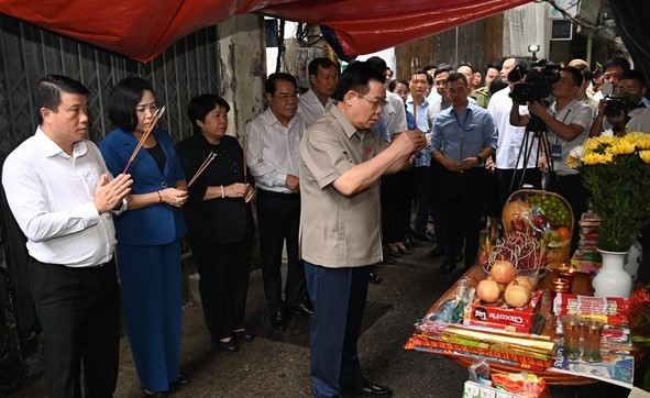 Chủ tịch Quốc hội thắp hương tưởng niệm các nạn nhân 