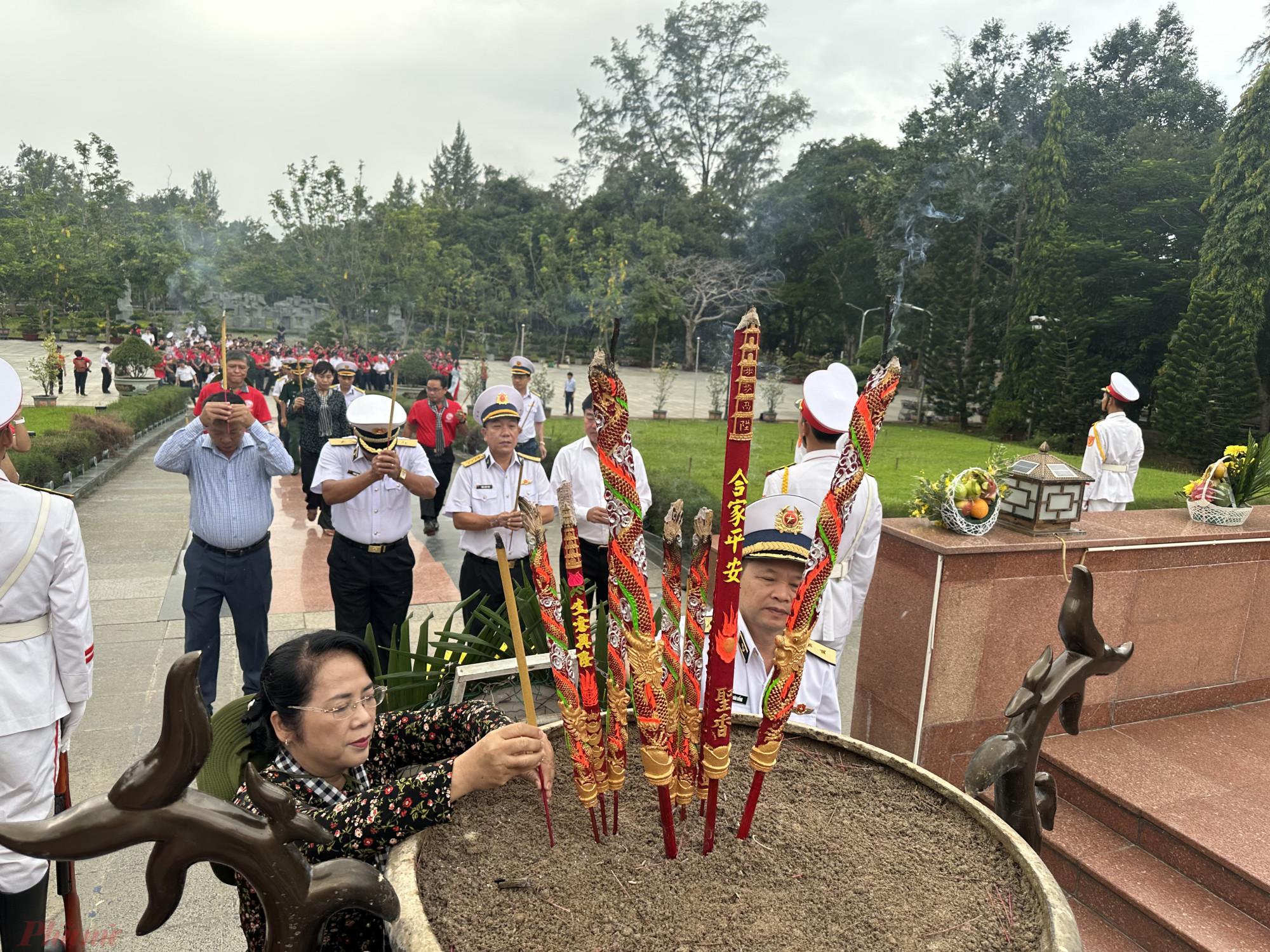 Trong chuyến viếng thăm các đảo Tây Nam và nhà giàn DK1/10, Đoàn đã đến dâng hoa, dâng hương tại Nghĩa trang Hàng Dương. thắp hương tưởng nhớ, ghi ơn các anh hùng liệt sĩ, chiến sĩ cách mạng, đồng bào yêu nước