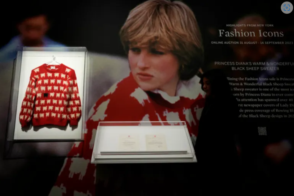 Chiếc áo len của Công nương Diana cùng với bức thư gửi từ điện Buckingham được mang ra đấu giá mới - Ảnh: Frank Augstein/AP Photo