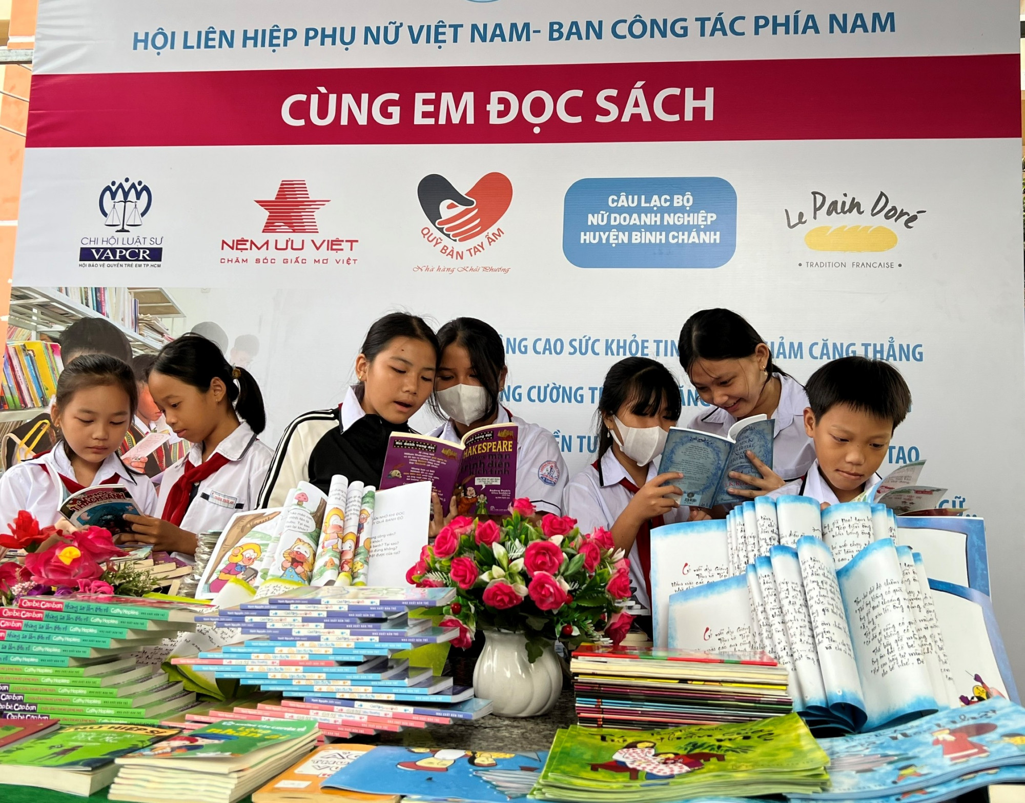 Chương trình “Ngày hội cùng em vui đọc sách”,