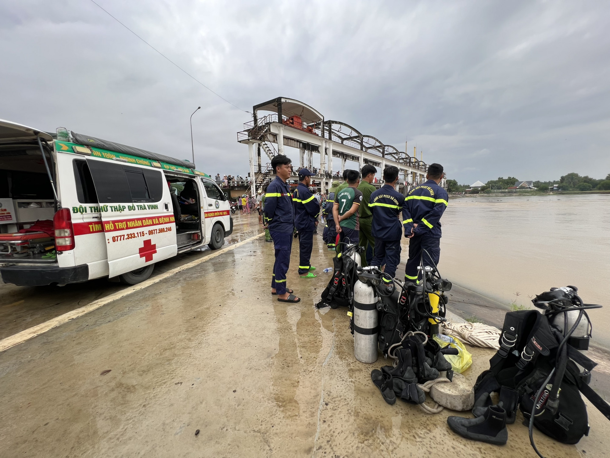 Đội thanh niên xung kích Chữ thập đỏ tỉnh Trà Vinh - cùng các thành viên của đội đến hỗ trợ công tác tìm kiếm 2 em mất tích