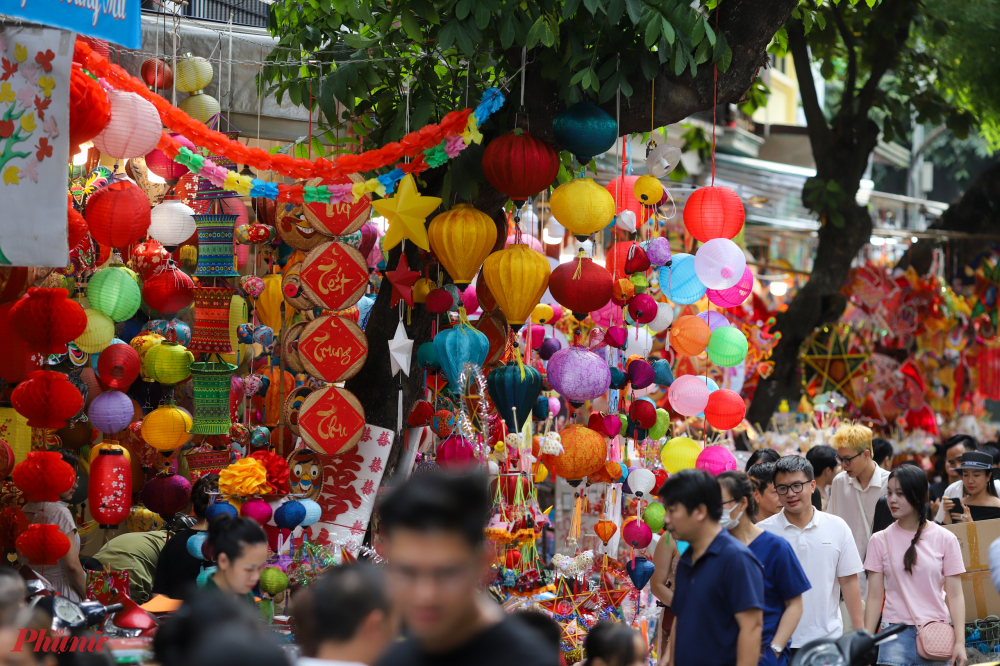 Khung giờ đông đúc nhất tại phố Hàng Mã là từ chiều tới tối khi đã tắt nắng và cả con phố đều lên đèn lung linh