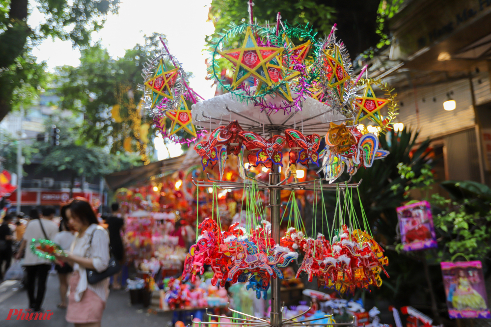 cũng là nơi không khí đón Trung thu “đậm đặc” nhất tại Hà Nội với hàng trăm gian hàng bán đồ chơi Trung thu.