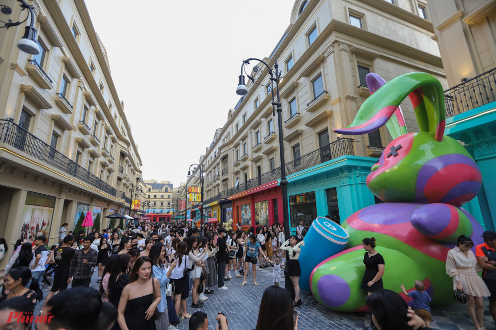 Còn có tên gọi khác là Hang Thỏ, phố đi bộ Carnaby có điểm nhấn là chú thỏ khổng lồ cao hơn 7m ngồi chiễm chệ ở giữa phố.