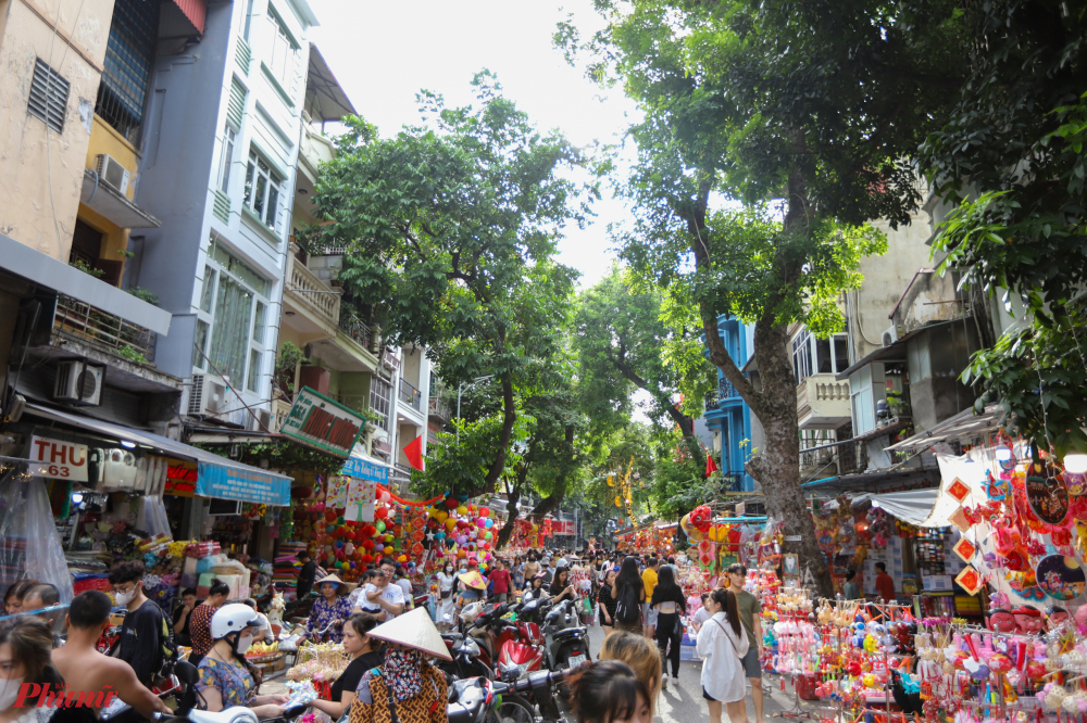 Đến hẹn lại lên, phố Hàng Mã những ngày này đã rực rỡ sắc màu của đồ chơi Trung thu truyền thống, tiếng huyên náo của trống hội múa lân...