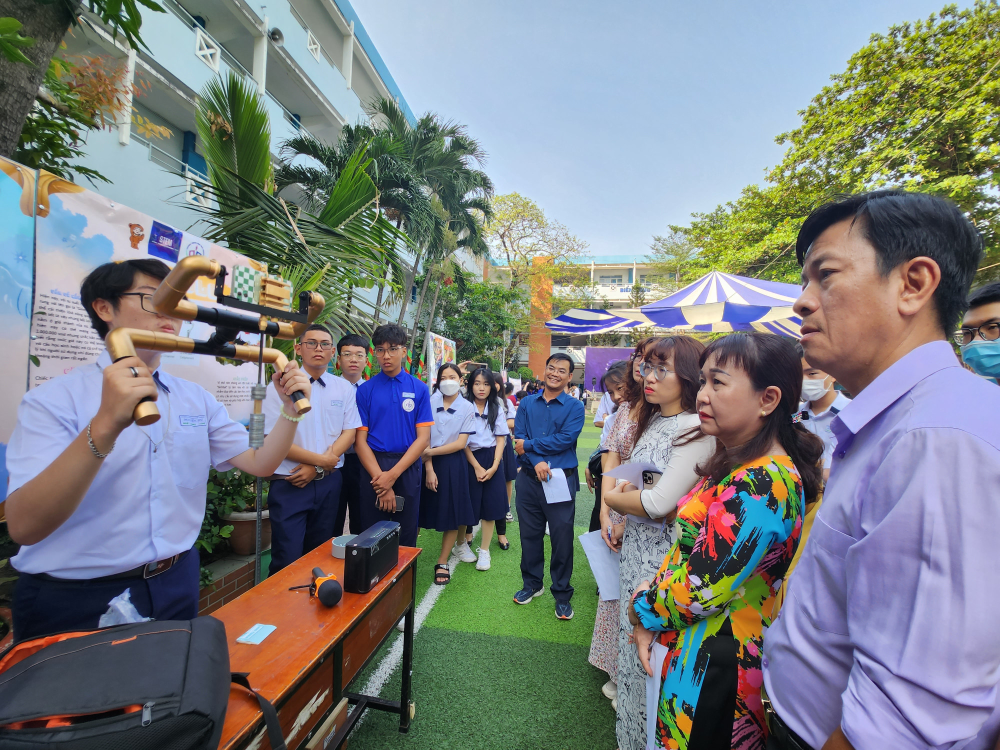 Học sinh Trường THPT Nguyễn Du (quận 10) trong hoạt động trải nghiệm tại trường vào buổi 2