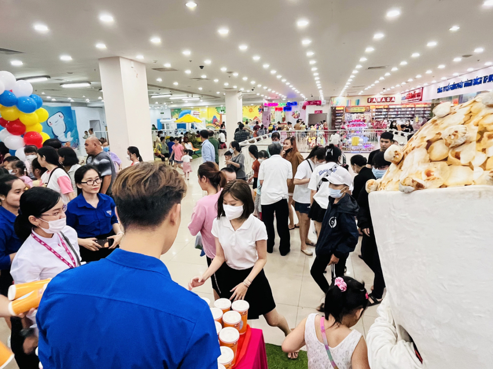 Khách hàng tham quan mua sắm tại trung tâm thương mại Sense City - Nguồn ảnh: Sense City