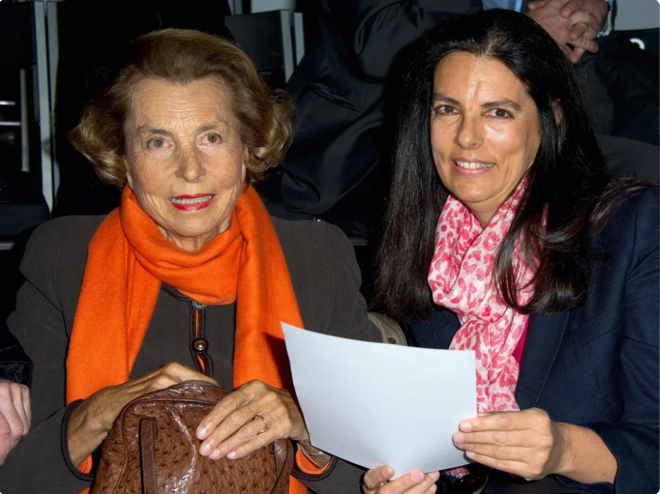  Bà Bettencourt Meyers (phải) cùng mẹ mình - Ảnh: Pascal Le Segretain/Getty Images