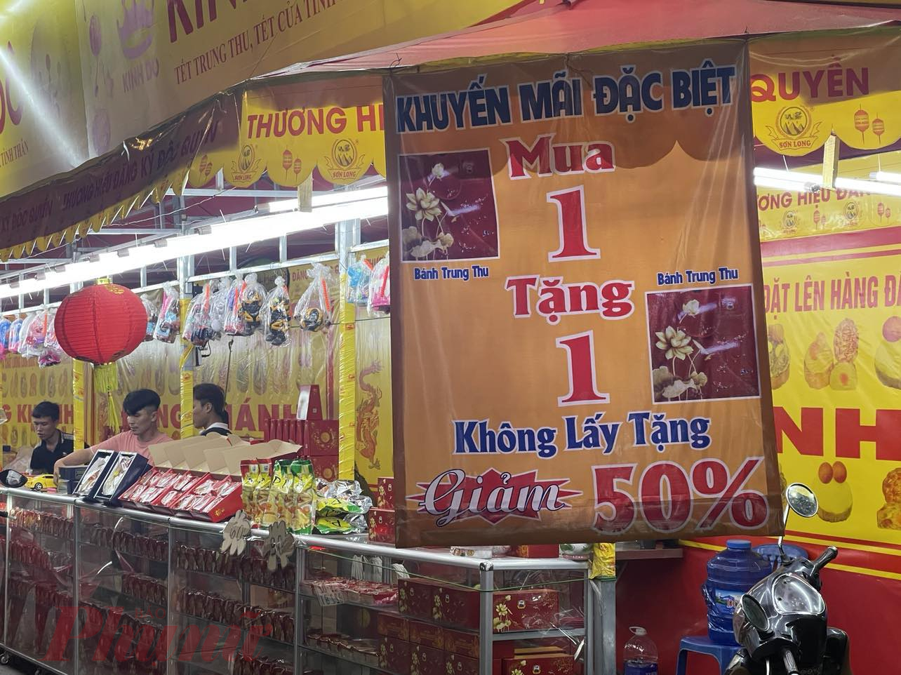 Nhiều điểm giăng băng rôn giảm giá 50%, mua 1 tặng 1 bánh trung thu để hút khách - Ảnh: Nguyễn Cẩm