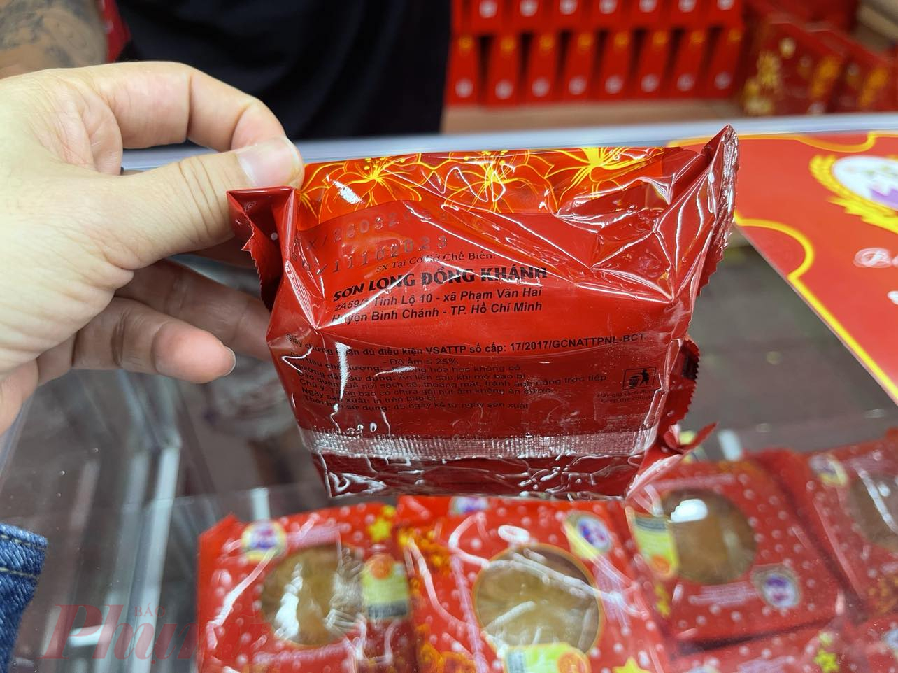 Nhiều người tiêu dùng thấy bảng hiệu bánh trung thu Đồng Khánh nhưng thực chất là bánh của Sơn Long Đồng Khánh - Ảnh: Nguyễn Cẩm