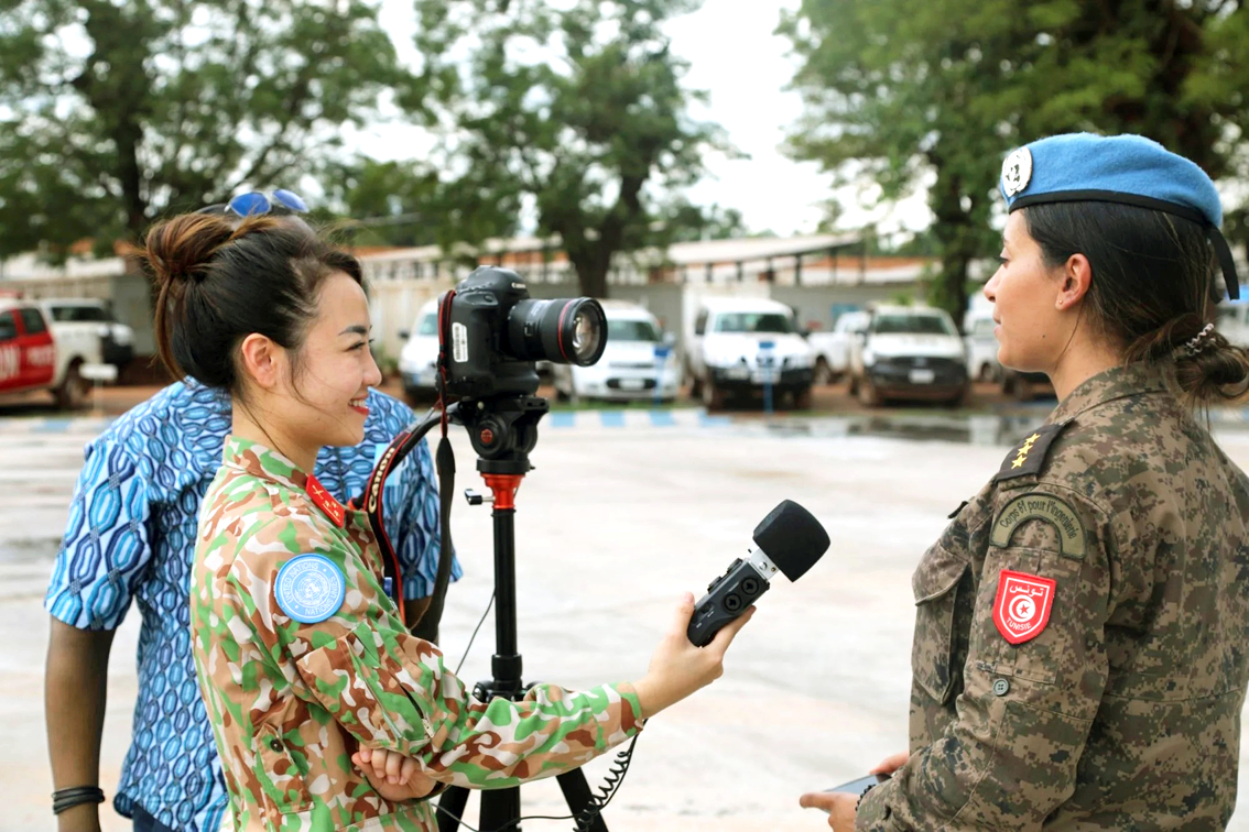 Đại úy Vũ Nhật Hương (trái) phỏng vấn nữ sĩ quan Tusinia, chuẩn bị cho sự kiện Ngày gìn giữ hòa bình Liên hiệp quốc tại Cộng hòa Trung Phi - Ảnh do nhân vật cung cấp