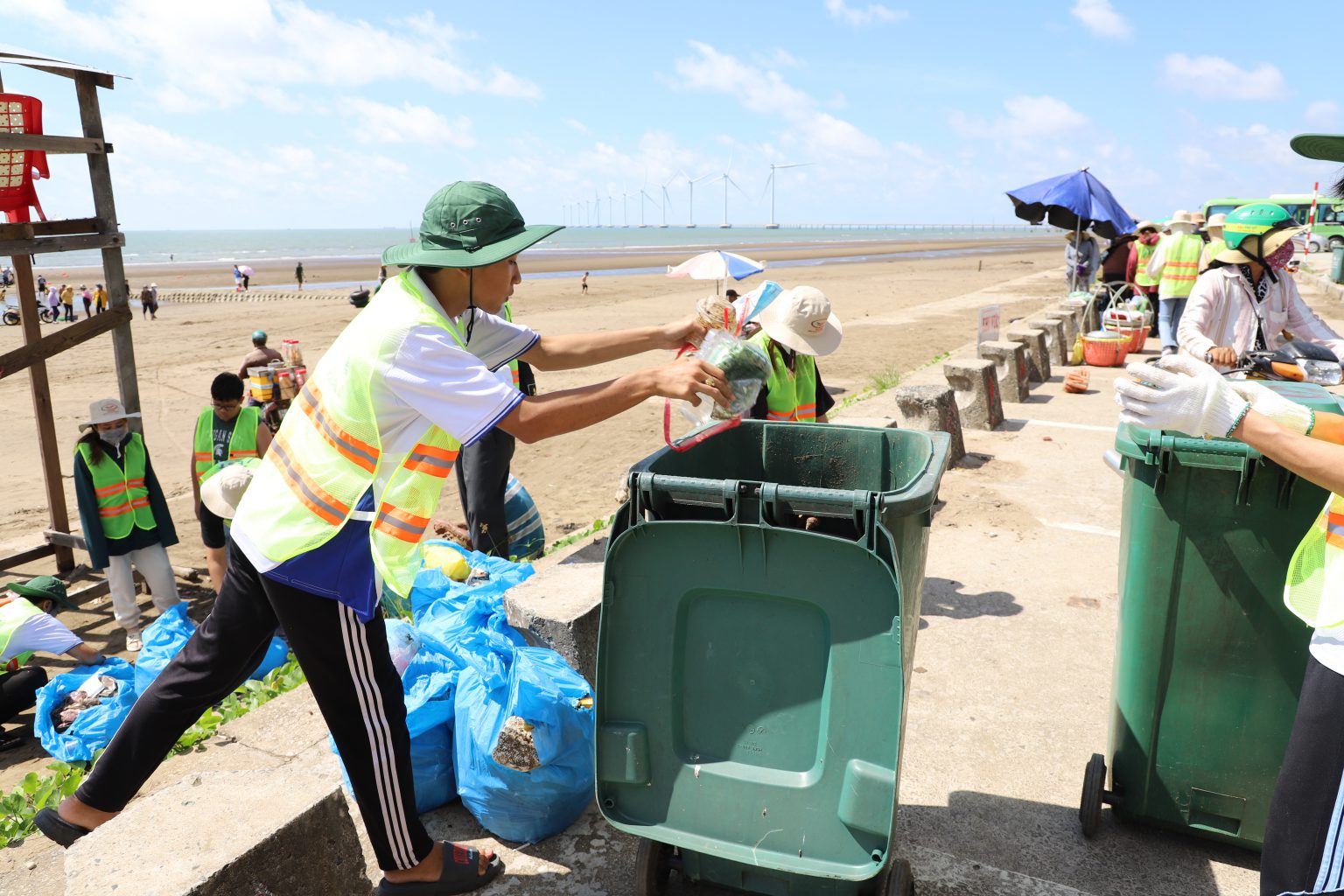 Các giảng viên, sinh viên của nhà trường và thanh niên địa phương cùng nhau nhặt rác ở biển Ba Động