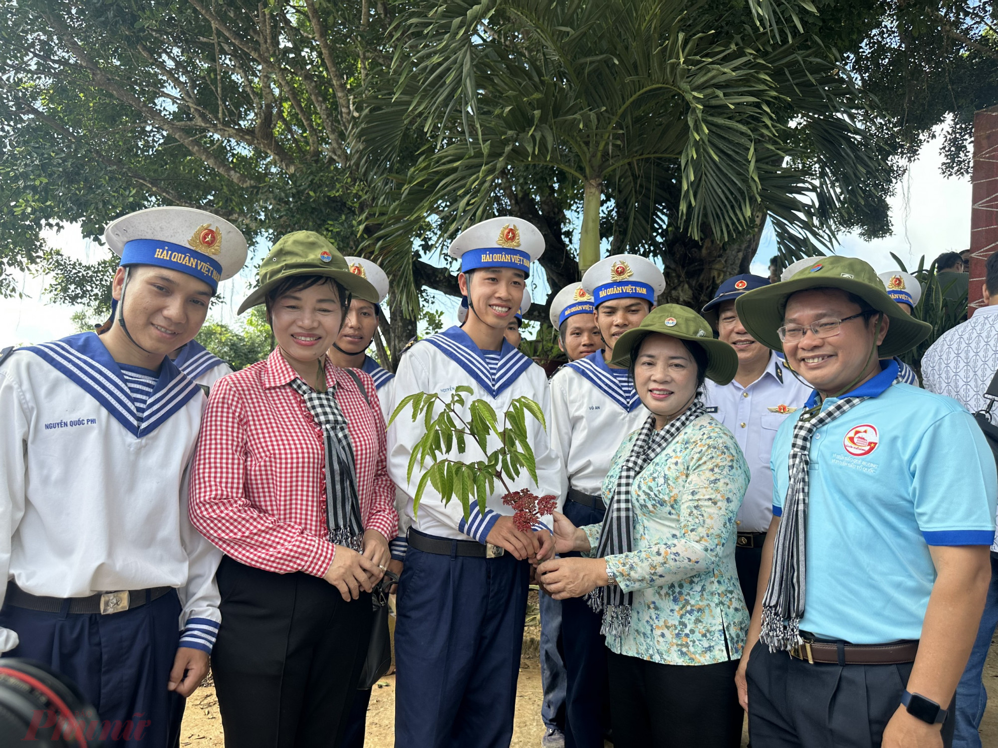 Đoàn đại biểu TPHCM gặp gỡ, động viên chiến sĩ đang làm nhiệm vụ tại Đảo Hòn Khoai 