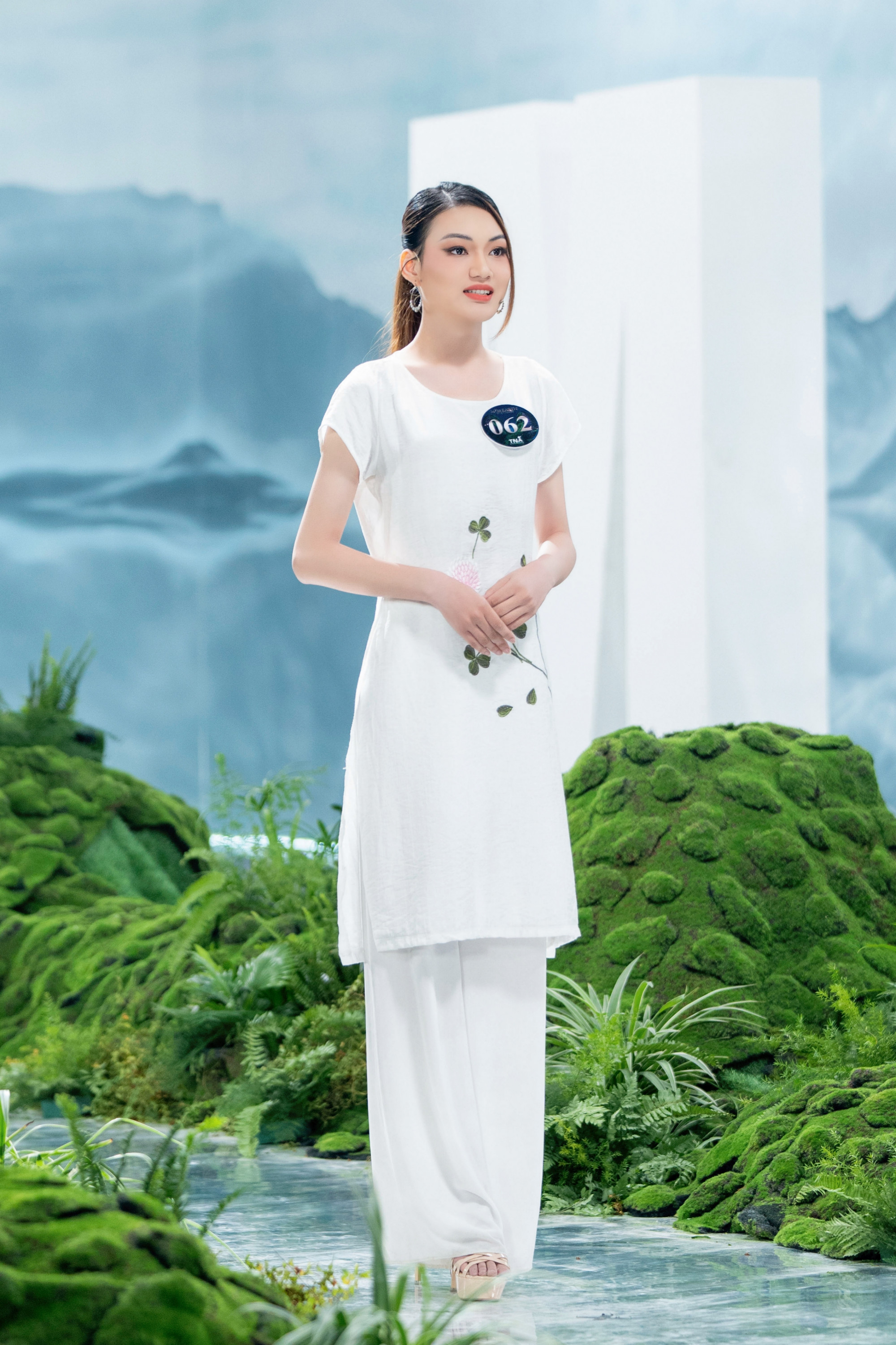 Với tên gọi là Món quà của mẹ, mẫu thiết kế của thí sinh Nguyễn Thị Thu Trang được chính mẹ ruột thiết kế tặng để đi thi Miss Earth Việt Nam 2023. Bộ trang phục được làm từ các trang phục cũ, nhưng với Thu Trang là cả một niềm tự hào.