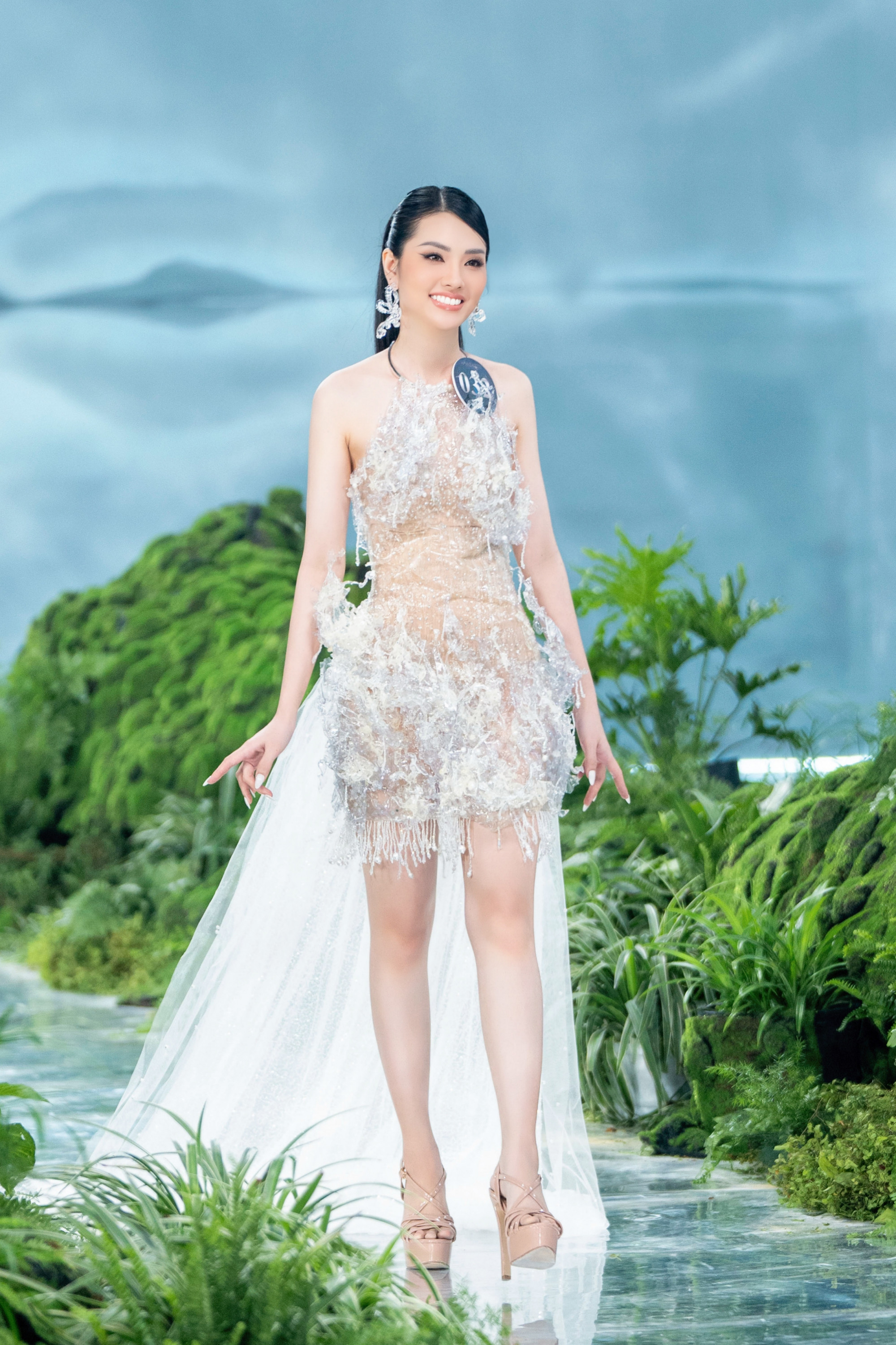 Một bộ trang phục được làm hoàn toàn từ chai và ly nhựa đã qua sử dụng, nhưng vẫn khiến thí sinh Nguyễn Thị Mỹ Tiên lấp lánh trên sàn catwalk của Miss Earth Việt Nam 2023.