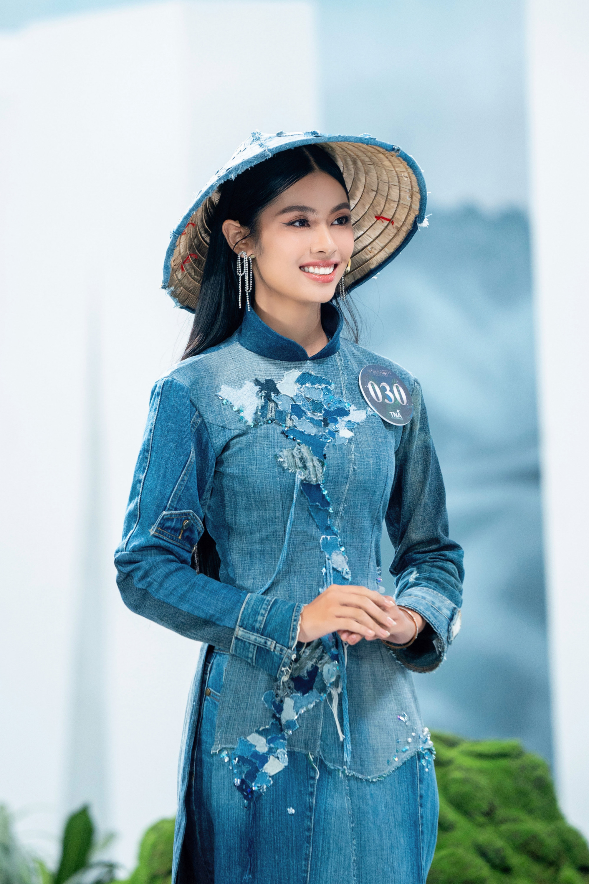 Một chiếc áo dài với tên gọi Việt Nam in denim mang đến một vẻ đẹp táo bạo cho trang phục truyền thống của Việt Nam được mặc bởi thí sinh Nguyễn Thị Quỳnh Trang. Mẫu trang phục này được làm toàn bộ từ 63 mảnh vải jeans cũ…