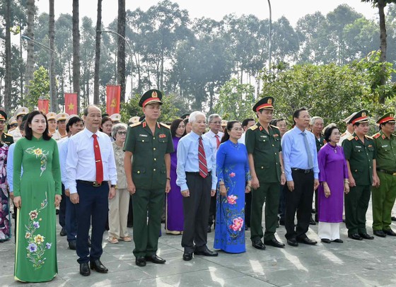 Đoàn đại biểu Trung ương và TPHCM dâng hương, dâng hoa tại Nghĩa trang Liệt sĩ huyện Củ Chi nhân kỷ niệm 56 năm Ngày Củ Chi được phong tặng danh hiệu ‘‘Đất thép thành đồng” - Ảnh: V.D.