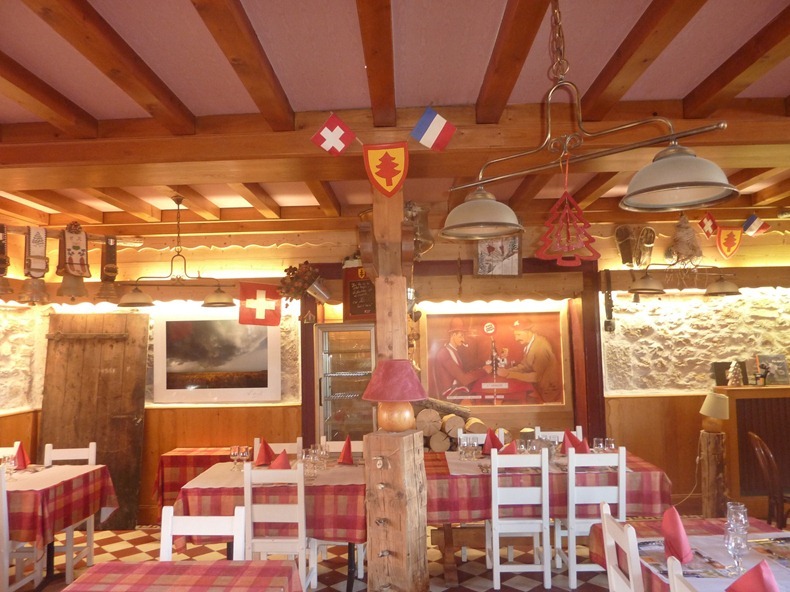 Phòng ăn của Hotel Abrus nằm vắt ngang biên giới của Pháp và Thụy Sĩ - Ảnh: amusingplanet