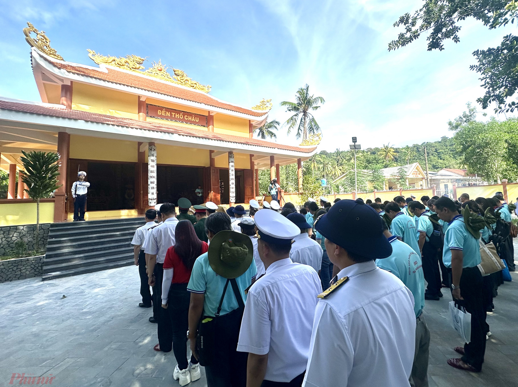 Trong chuyến đi, Đoàn Quân Hải quân và Đoàn đại biểu TPHCM đã đến dâng thánh hoa, dâng hương tại đền thờ Bác Hồ.