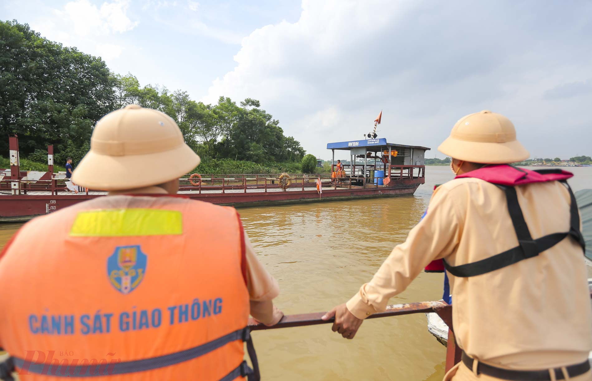 Nhằm đảm bảo an toàn tài sản và tính mạng cho người dân, lực lượng Cảnh sát đường thủy yêu cầu các Bến đò kí cam kết an toàn. Đo nồng độ cồn lái tàu Kiểm soát tải trọng không để vượt quá tải trọng quy định. Không để các đò chở quá người, phương tiện quy định. Yêu cầu các đò phải trang bị áo phao đầy đủ. Không đảm bảo các yếu tố an toàn không cho đò xuất bến.