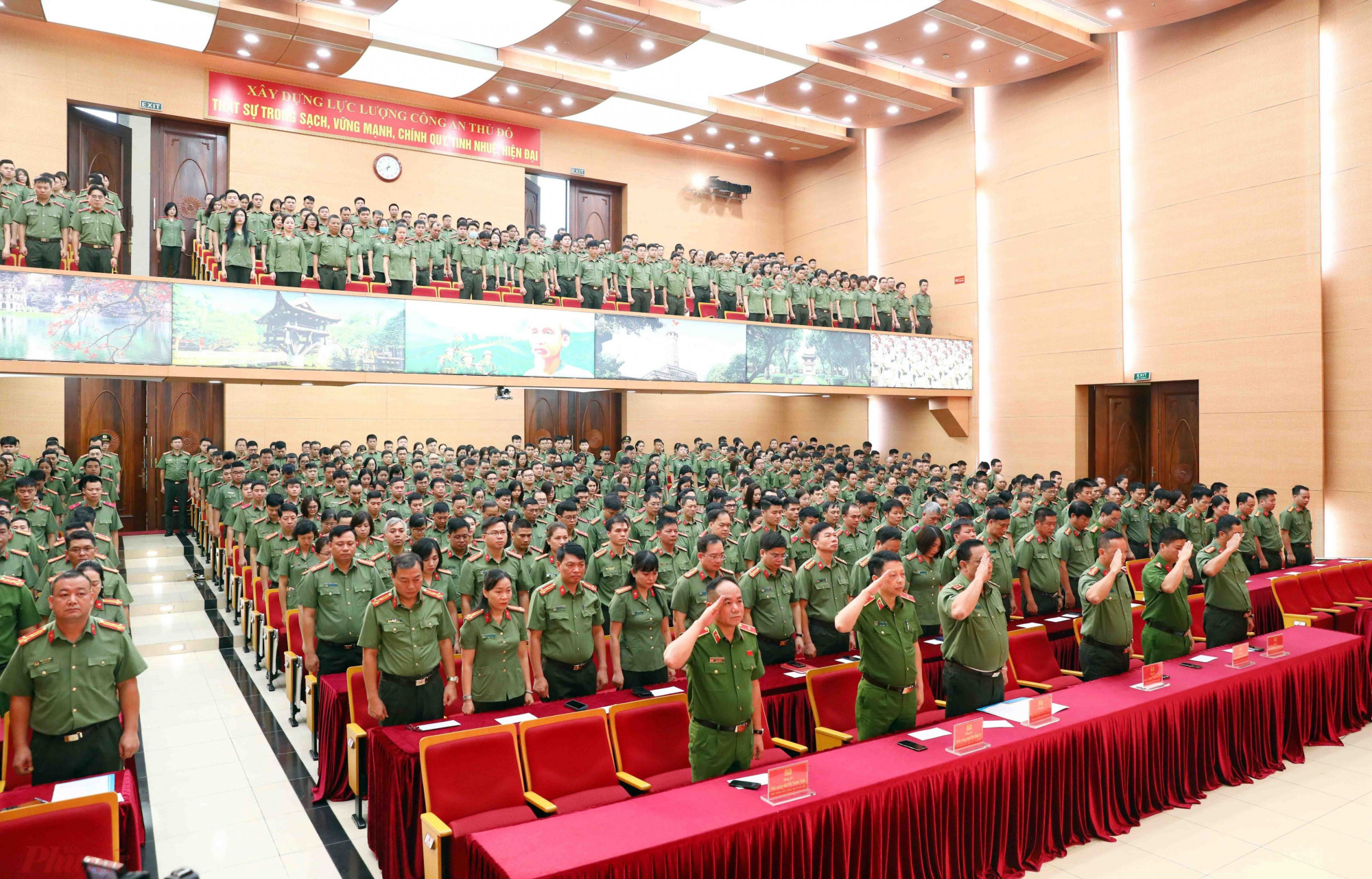 , tại trụ sở chính Công an Tp. Hà Nội, Ban giám đốc cùng các cán bộ chiến sĩ có mặt từ sớm làm lễ tưởng niệm cho các nạn nhân trong vụ cháy lớn tại phường Khương Đình, quận Thanh Xuân, Thành phố Hà Nội.