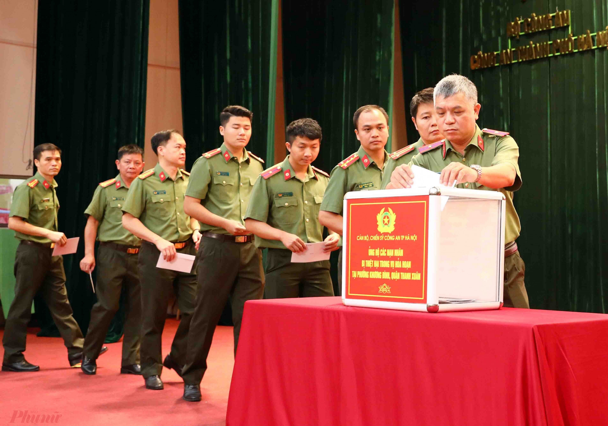 Cũng trong buổi lễ, với mong muốn giúp các gia đình nạn nhân vơi bớt khó khăn, đồng thời thể hiện nét đẹp văn hóa, tinh thần tương thân, tương ái, nhân văn, nghĩa tình, chung tay cùng cộng đồng của lực lượng Công an Thủ đô, Giám đốc Công an Thành phố đã phát động toàn thể cán bộ chiến sỹ trong Công an Thành phố quyên góp ủng hộ gia đình các nạn nhân.