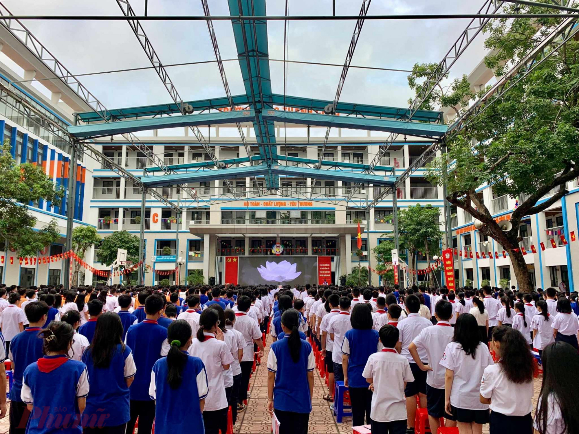 Cũng trong sáng cùng ngày, sau khi nghe tin vụ cháy đã cướp đi nhiều sinh mạng trong đó có cả giáo viên và học sinh tại Khương Hạ ( Thanh Xuân), Ban chấp hành Công đoàn trường THCS Thành Công cùng với BGH nhà trường đã nhanh chóng quyết định phát động ủng hộ gia đình các nạn nhân đến tất cả các thầy cô giáo, các cán bộ, nhân viên và các con học sinh trong toàn trường. 