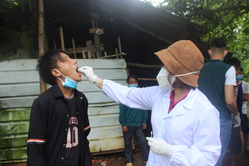 Lấy mẫu xét nghiệm bạch hầu cho người dân ở Hà Giang (ảnh: CDC Hà Giang)