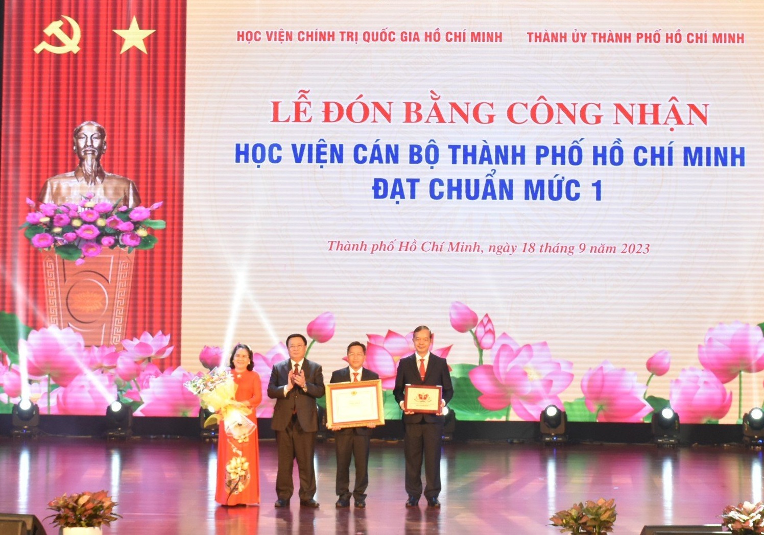 Quốc Ngọc Ban giám đốc Học viện Cán bộ TPHCM trong lễ đón Bằng công nhận học viện chính trị đạt chuẩn mức 1 theo quy định của Ban bí thư - Ảnh: Quốc Ngọc