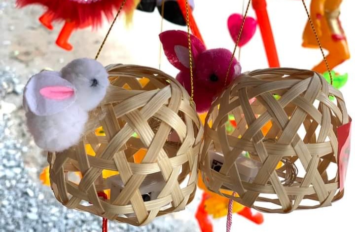 Chiếc lồng đèn bằng tre đính thêm chú thỏ con là mẫu bán chạy nhất trong năm nay (ảnh Thùy Gương) 