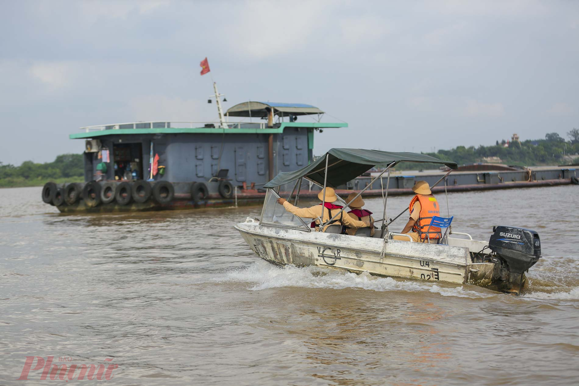 Cảnh sát đường thủy tuần tra kiểm soát, Việc tiếp cận tàu thuyền để kiểm tra được lực lượng CSGT thực hiện rất thận trọng bởi yếu tố an toàn trên sông nước phải được đặt lên hàng đầu. 