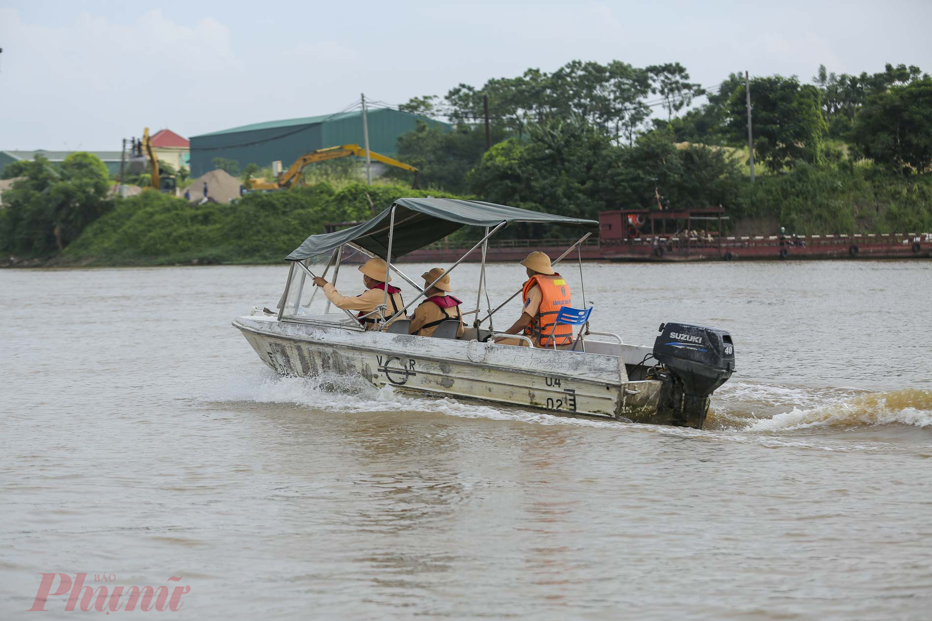 Lực lượng chức năng cũng khuyến cáo vào thời điểm này, đang là cao điểm của mùa mưa lũ, để đảm bảo an toàn cho bản thân, hành khách và chủ các phương tiện tham gia giao thông đường thủy cần nâng cao ý thức cảnh giác, cũng như tuân thủ các quy định về đảm bảo an toàn giao thông đường thủy. Đối với những trường hợp vi phạm sẽ đều bị xử lý triệt để.