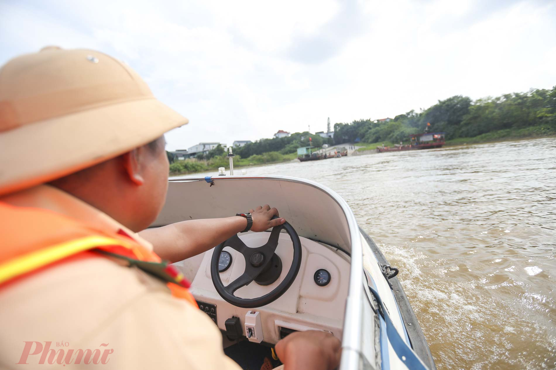 “Ngoài ra, để phòng ngừa mưa bão cũng đề nghị các chủ tàu thuyền thường xuyên cập nhật tình  hình thời tiết, nhất là tình hình bão lũ để có biện pháp phòng ngừa, tìm nơi tránh trú an toàn. Xử lý nghiêm các trường hợp vi phạm quy định về an toàn bến bãi, phương tiện chở khách không đăng ký, đăng kiểm, chở quá tải, quá số người quy định, người điều khiển phương tiện không có chứng chỉ chuyên môn, kiên quyết không để các phương tiện không đủ điều kiện hoạt động.” – Đại úy Lê Văn Hải thông tin. 