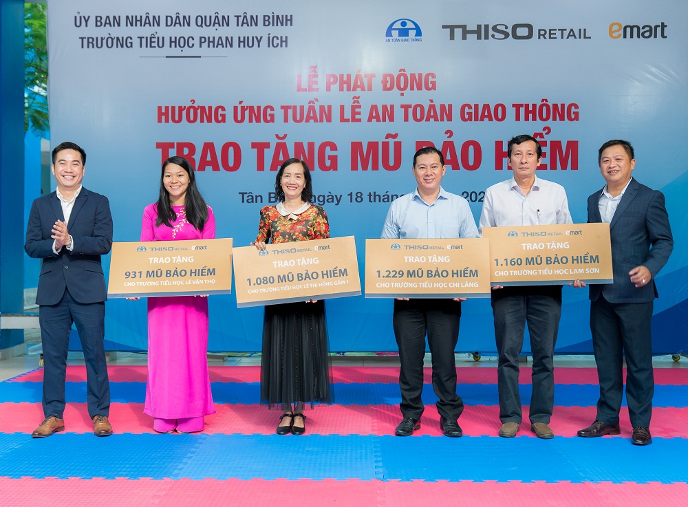 Đại diện Thiso Retail trao biểu trưng cho các Trường tiểu học Lê Văn Thọ, Lê Thị Hồng Gấm, Lam Sơn và Chi Lăng - Ảnh: Thiso Retail