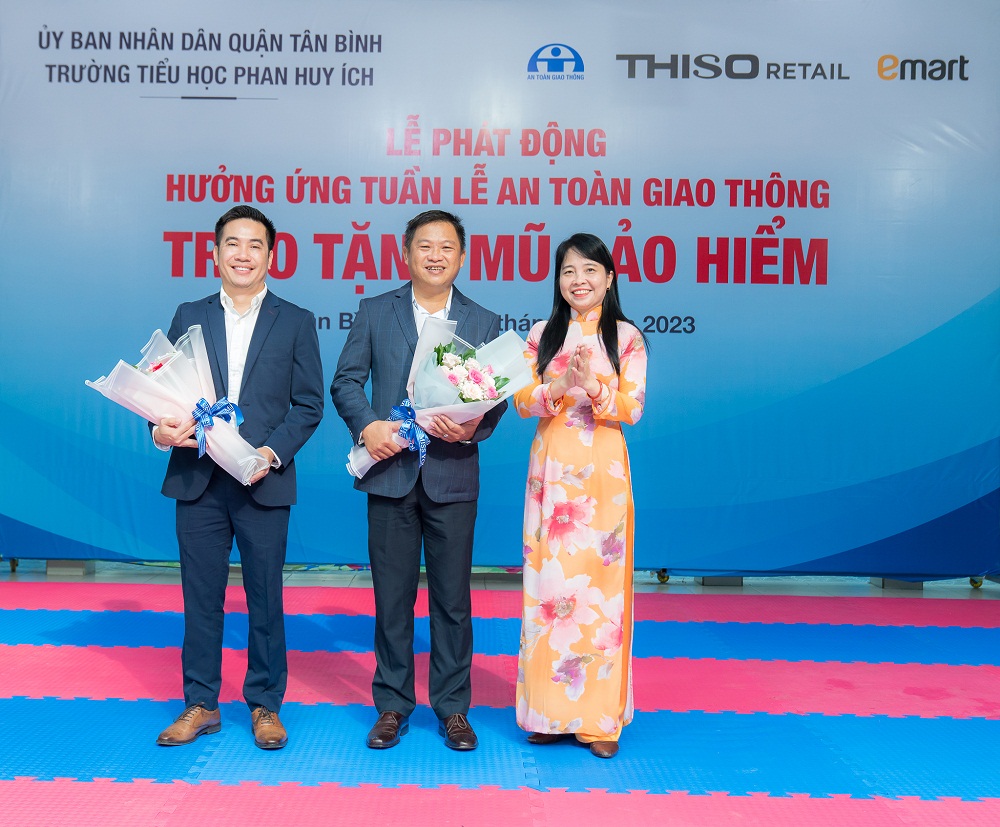 Hiệu trưởng Trường tiểu học Phan Huy Ích tặng hoa cảm ơn Thiso Retail - Ảnh: Thiso Retail