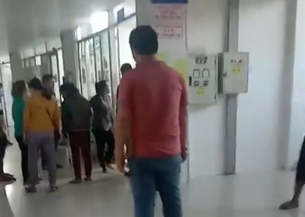 Người nhà cháu bé có mặt tại Trung tâm Y tế TP Vĩnh Long phản ứng - Ảnh chụp từ clip